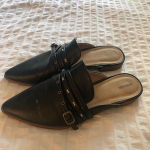 Black slide on mules with strappy detail 🖤